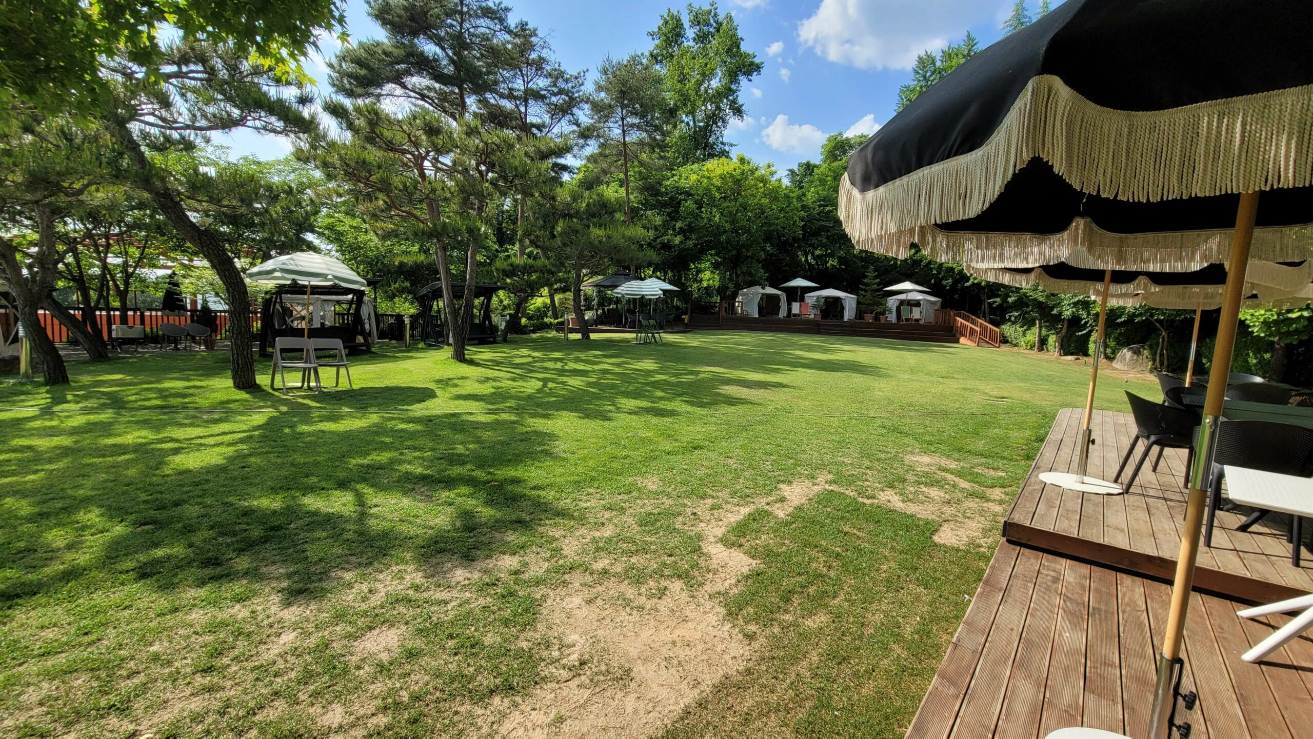 남양주에 카페스토리는 대형 펫가든이 여러개 설치되어 있는 곳으로 식사와 음료를 즐기고 반려견이 뛰어 놀 수 있는 곳이다.