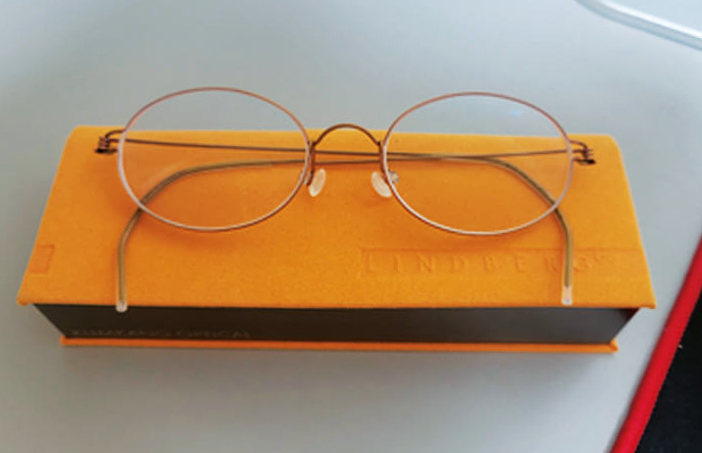 가볍고 탄성이 좋은 문재인 전 대통령이 착용하던 린드버그 안경테