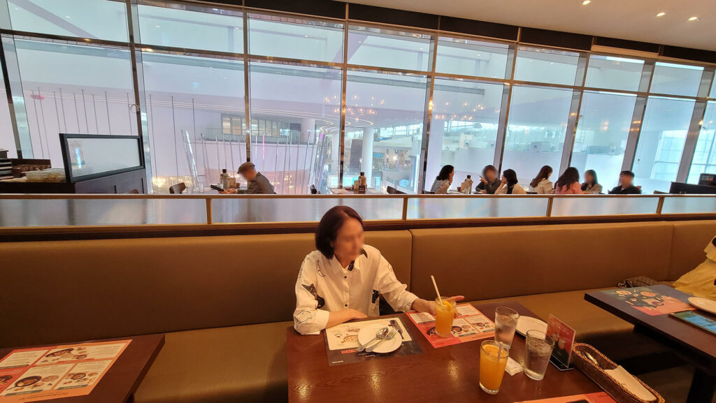 매드포갈릭  롯데시네마 월드타워점 내부와 창문 밖의 풍경