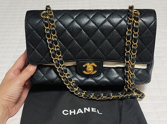 세월이 흘러도 변치 않는 아름다움의 대명사 샤넬 클래식 스몰 플랩 백릐 실물 사진이다.