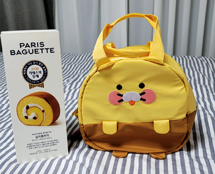 파리바게트에서 빵을 구매하면 할인 적용되어 살수 있는 캐릭터 굿즈 춘식이 런치쿨러백을 소개한다.