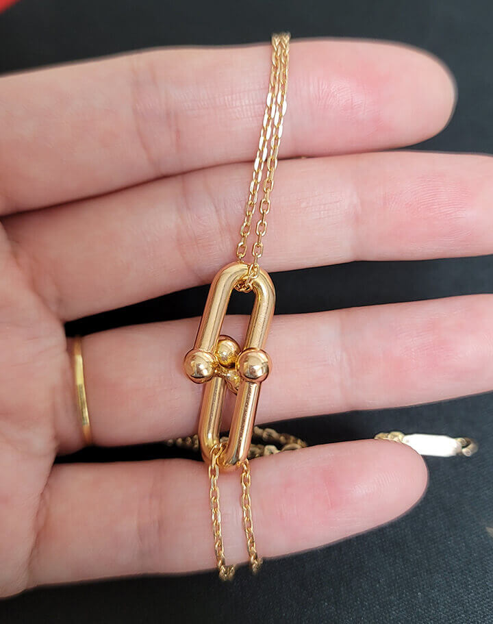 티파티 더블 링크 펜던트 목걸이는 그 디자인이 볼드하고 화려하여 착용 시 더 빛을 발한다.