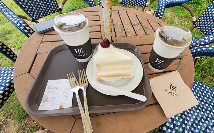 마시랑 카페_생크림케잌_아이스커피