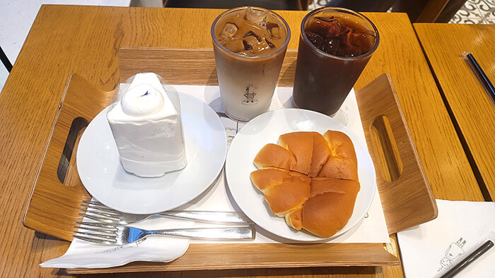 아티제_얼그레이쉬폰케잌_슈크림빵_라떼와아메리카노